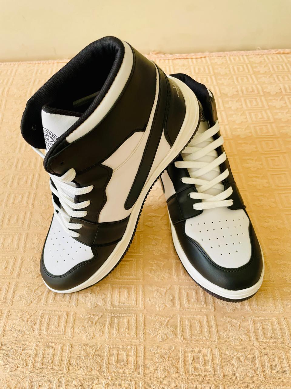 Black And White Lite Sport Shoes For Men