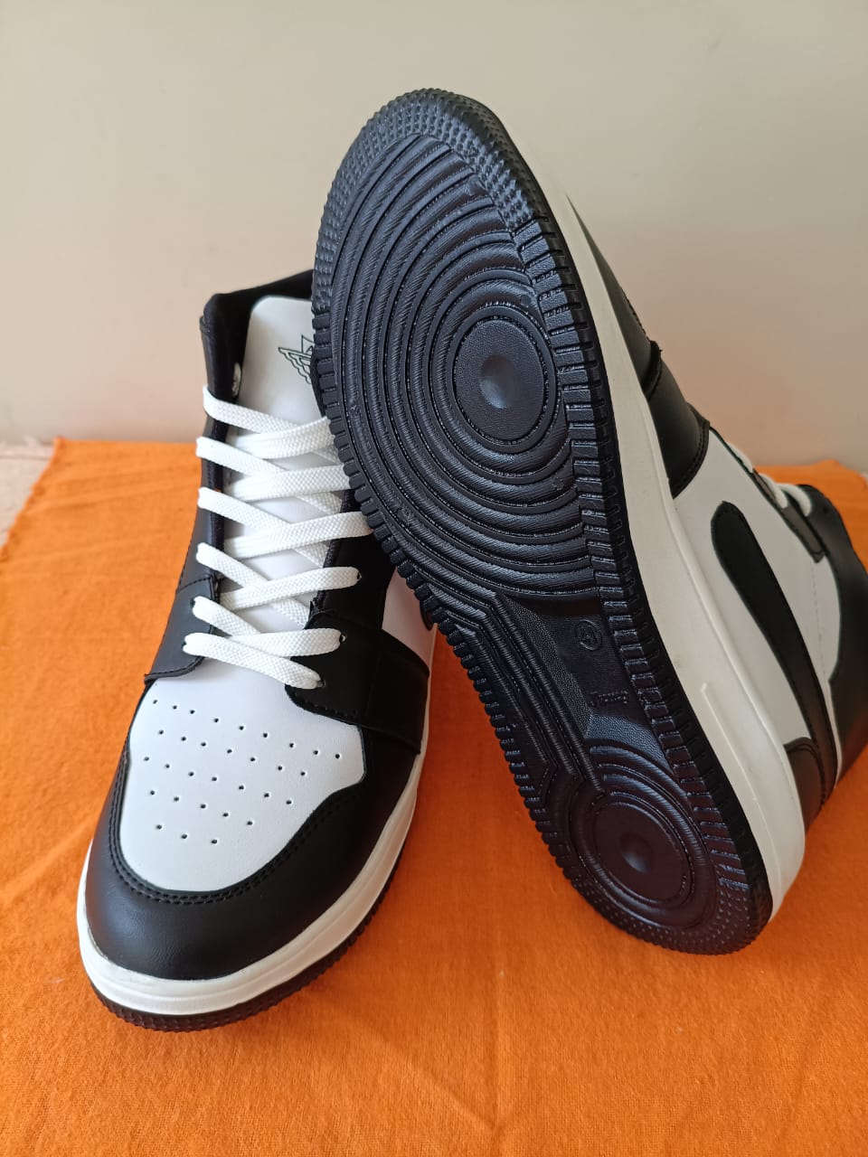 Black And White Lite Sport Shoes For Men - Image 2